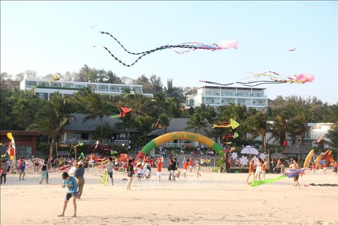 A kite flying festival is held on May 1 along the beach of Phan Thiet resort city in the south central province of Binh Thuan. VNA Photo: Nguyễn Thanh