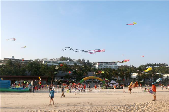 A kite flying festival is held on May 1 along the beach of Phan Thiet resort city in the south central province of Binh Thuan. VNA Photo: Nguyễn Thanh