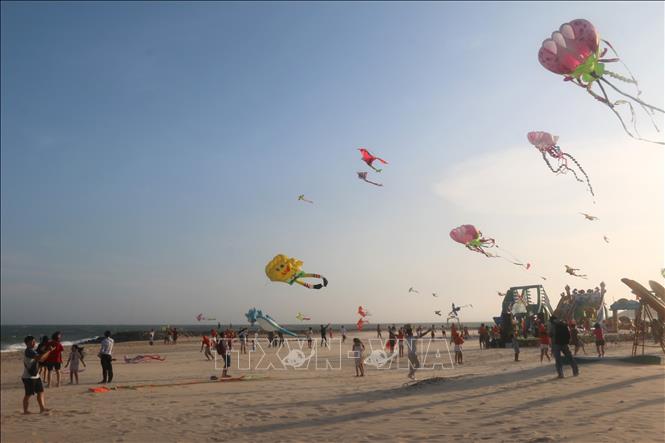 A kite flying festival is held on May 1 along the beach of Phan Thiet resort city in the south central province of Binh Thuan. VNA Photo: Nguyễn Thanh