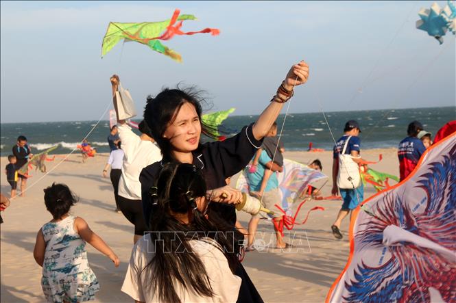 A kite flying festival is held on May 1 along the beach of Phan Thiet resort city in the south central province of Binh Thuan. VNA Photo: Nguyễn Thanh