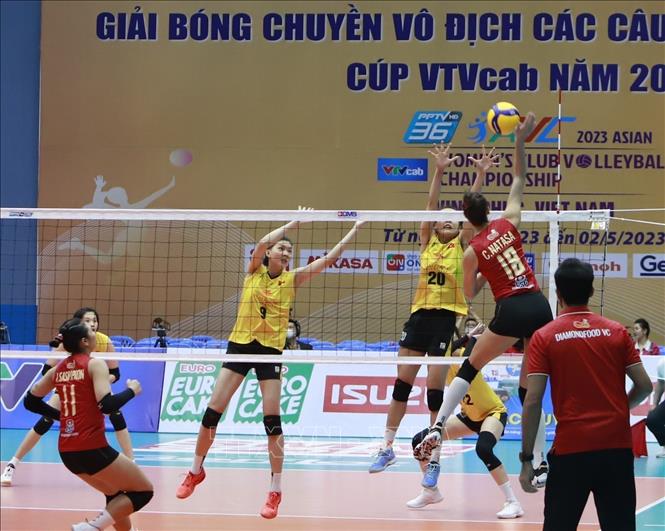 A fight for the ball during the final match betwwen Vietnam’s Sport Center 1 (yellow T-shirt) and Thailand’s Diamond Food Fine Chef-Air Force. VNA Photo: Hoàng Hùng