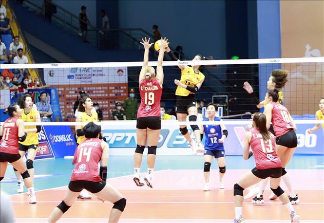 A fight for the ball during the final match betwwen Vietnam’s Sport Center 1 (yellow T-shirt) and Thailand’s Diamond Food Fine Chef-Air Force. VNA Photo: Hoàng Hùng