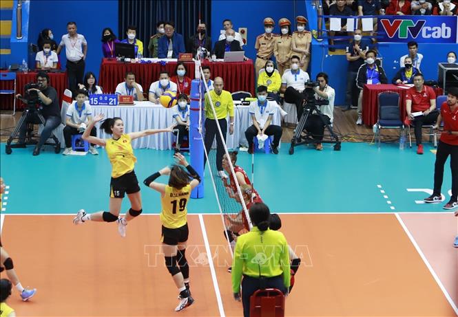 A fight for the ball during the final match betwwen Vietnam’s Sport Center 1 (yellow T-shirt) and Thailand’s Diamond Food Fine Chef-Air Force. VNA Photo: Hoàng Hùng