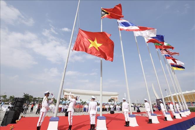 The national flag of Vietnam is raised alongside 10 other countries at a flag-raising ceremony of the 32nd SEA Games on May 3 in Phnom Penh, Cambodia. VNA Photo