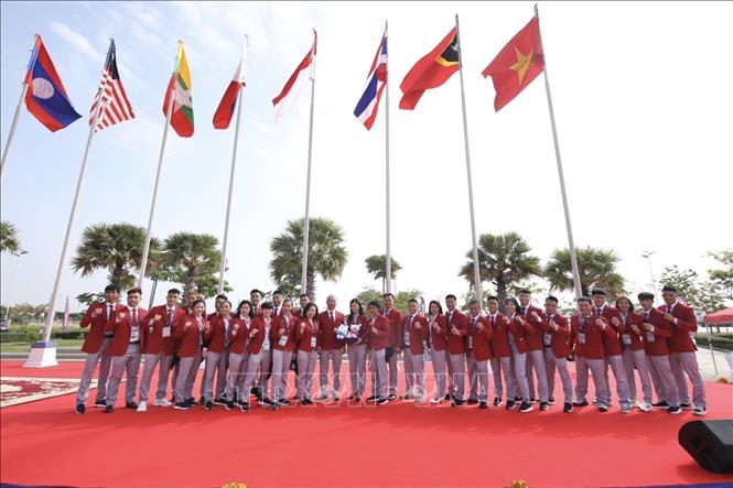 The Vietnamese delegation attend a flag-raising ceremony of the 32nd SEA Games on May 3 in Phnom Penh, Cambodia. VNA Photo