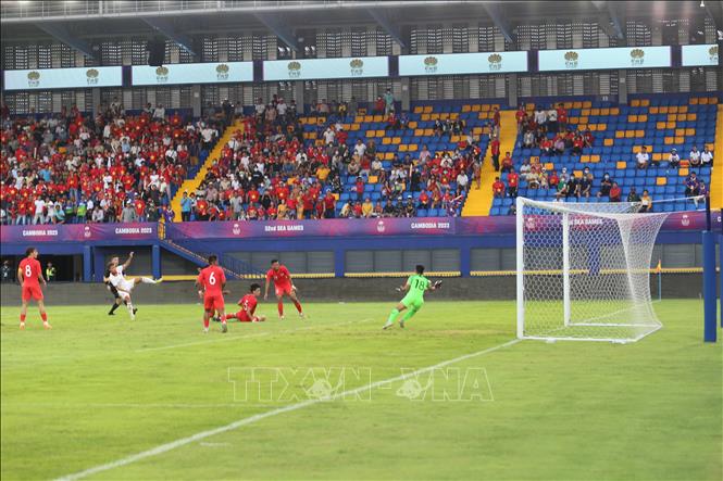 Tiền đạo Văn Tùng (9) sút tung lưới đối phương, mở tỷ số trận đấu cho U22 Việt Nam ở phút 36. Ảnh: Huỳnh Thảo - Pv TTXVN tại Campuchia