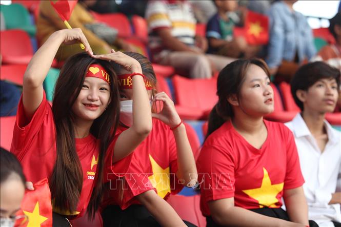 Cổ động viên Việt Nam trên khán đài sân vận động Prince. Ảnh: Huỳnh Thảo - Pv TTXVN tại Campuchia
