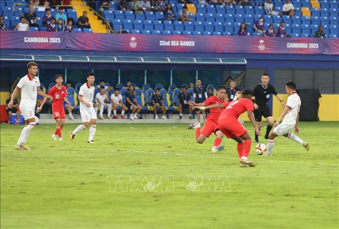 Tình huống dẫn đến bàn thắng nâng tỷ số lên 2-0 ở phút 44 khi Thái Sơn dứt điểm, bóng khẽ chạm người hậu vệ áo đỏ làm đổi hướng khiến thủ môn Muhamed Yazid hoàn toàn bó tay. Ảnh: Huỳnh Thảo - Pv TTXVN tại Campuchia