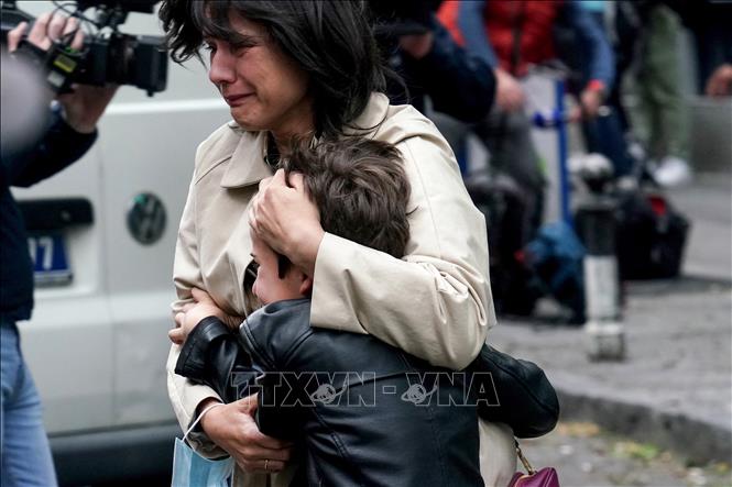 Một phụ huynh an ủi con trai sau vụ xả súng tại một trường học ở Belgrade, Serbia, ngày 3/5/2023. Ảnh: AFP/TTXVN