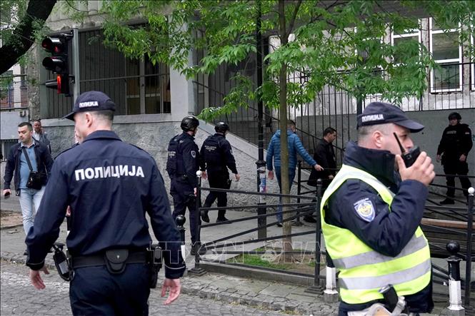 Cảnh sát điều tra hiện trường vụ xả súng tại trường học ở Belgrade, Serbia, ngày 3/5/2023. Ảnh: AFP/TTXVN
