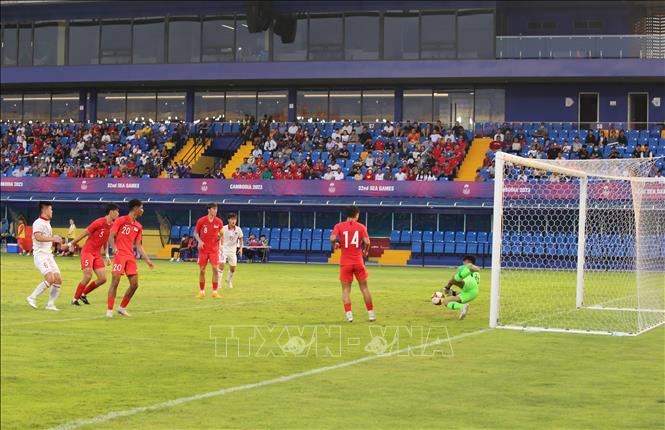 Thủ môn của U22 Singapore cản phá cú đánh đầu của cầu thủ U22 Việt Nam từ pha dàn xếp đá phạt góc. Ảnh: Huỳnh Thảo - Pv TTXVN tại Campuchia