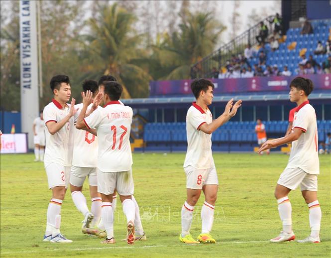 Các cầu thủ U22 Việt Nam ăn mừng bàn thắng nâng tỷ số  lên 3-0. Ảnh: Huỳnh Thảo - Pv TTXVN tại Campuchia