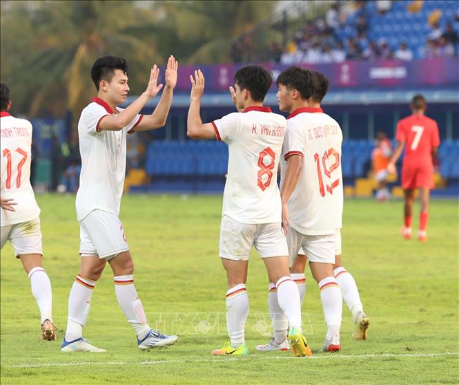 Các cầu thủ U22 Việt Nam ăn mừng bàn thắng nâng tỷ số lên 3-0. Ảnh: Huỳnh Thảo - Pv TTXVN tại Campuchia