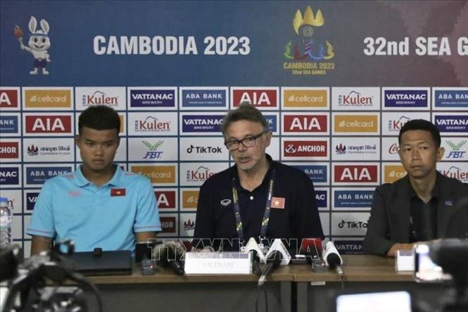 Huấn luyện viên trưởng đội tuyển U22 Việt Nam Philippe Troussier trả lời câu hỏi của phóng viên. Ảnh: Hoàng Minh - PV TTXVN tại Campuchia
