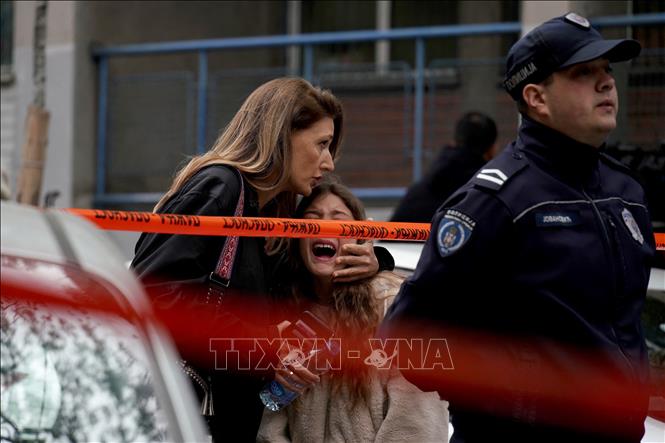 Một phụ huynh an ủi con gái sau vụ xả súng tại trường tiểu học ở Belgrade, Serbia, ngày 3/5/2023. Ảnh: AFP/TTXVN