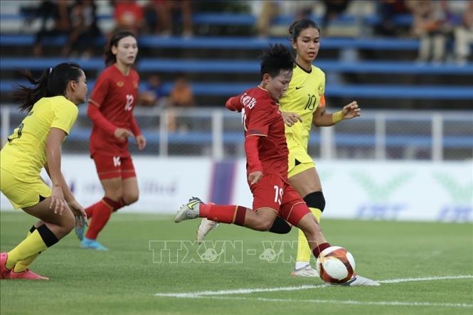 Bich Thuy (15) scores the second goal for Vietnam at the 25th minute of the match. VNA Photo: Minh Quyết