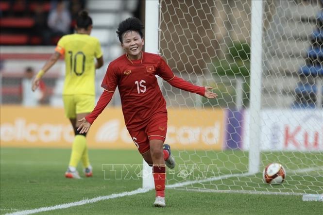 Bich Thuy (15) scores the second goal for Vietnam at the 25th minute of the match. VNA Photo: Minh Quyết