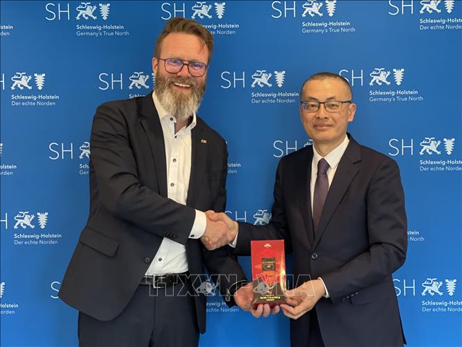 Đại sứ Vũ Quanh Minh (bên phải) và ông Claus Ruhe Madsen, Bộ trưởng Kinh tế bang Schleswig – Holstein. Ảnh: Phương Hoa - Pv TTXVN tại Đức