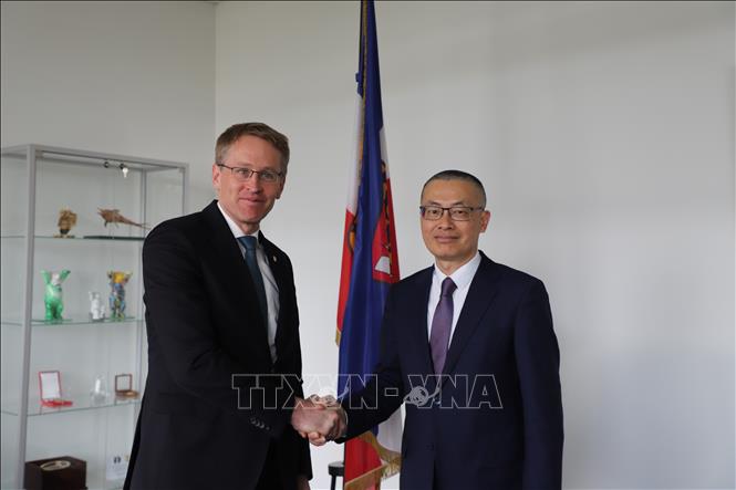 Đại sứ Vũ Quanh Minh (bên phải) và ông Daniel Günther - Thủ hiến bang Schleswig – Holstein. Ảnh: Phương Hoa - PV TTXVN tại Đức