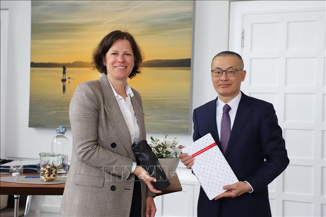 Đại sứ Vũ Quanh Minh (bên phải) và bà Kristina Herbst, Chủ tịch Nghị viện bang Schleswig – Holstein. Ảnh: Phương Hoa - PV TTXVN tại Đức