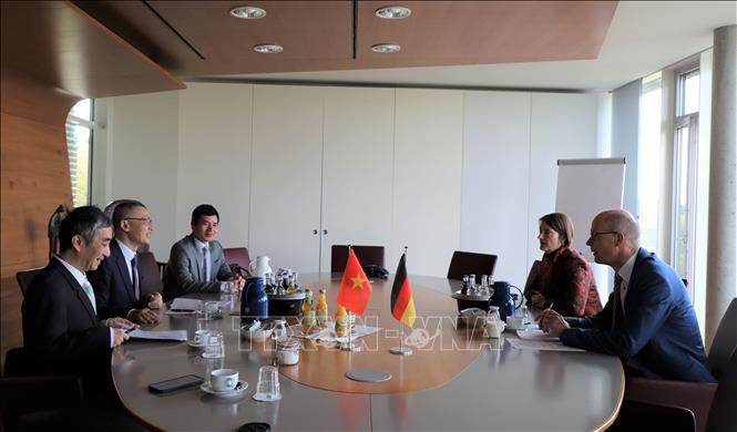 Đoàn công tác Đại sứ quán Việt Nam làm việc với ông Werner Koopmann, Giám đốc quan hệ quốc tế của IHK Kiel (đầu bên phải). Ảnh: Phương Hoa - PV TTXVN tại Đức