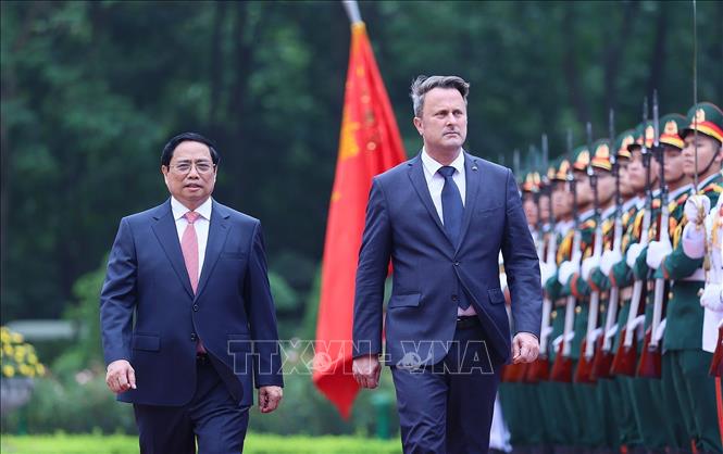 Thủ tướng Phạm Minh Chính và Thủ tướng Đại Công quốc Luxembourg Xavier Bettel duyệt Đội danh dự Quân đội nhân dân Việt Nam. Ảnh: Dương Giang-TTXVN
