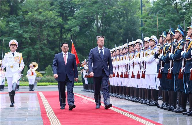 Thủ tướng Phạm Minh Chính và Thủ tướng Đại Công quốc Luxembourg Xavier Bettel duyệt Đội danh dự Quân đội nhân dân Việt Nam. Ảnh: Dương Giang-TTXVN
