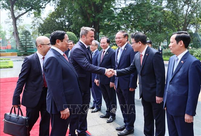 Thủ tướng Phạm Minh Chính giới thiệu với các thành viên đoàn Việt Nam với Thủ tướng Đại Công quốc Luxembourg Xavier Bettel. Ảnh: Dương Giang-TTXVN
