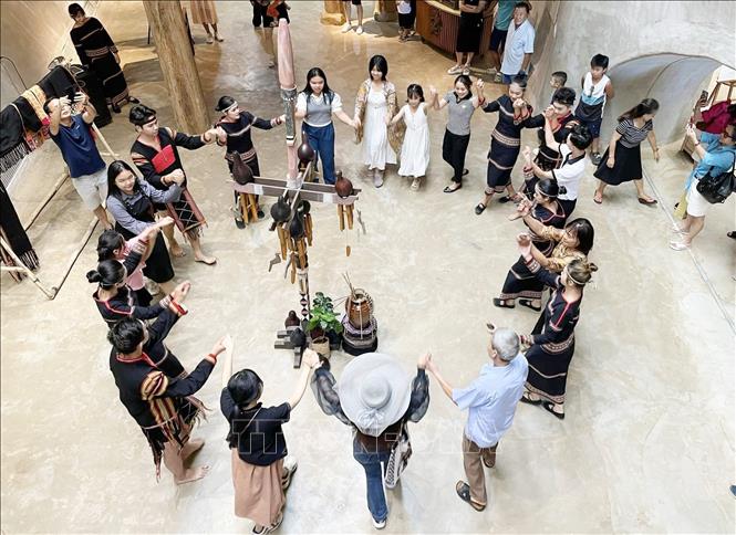 Du khách trải nghiệm, tham quan trong dịp nghỉ Lễ 30/4 - 1/5 năm 2023 tại Bảo tàng Thế giới cà phê, tỉnh Đắk Lắk. Ảnh: TTXVN phát