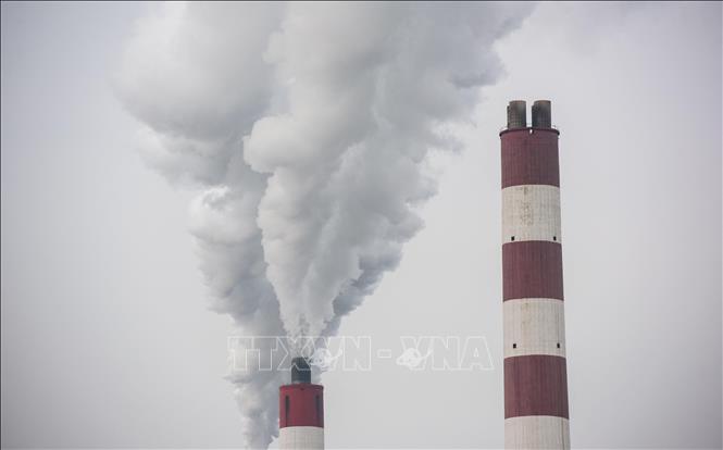 Khí thải phát ra từ nhà máy điện than ở Thượng Hải, Trung Quốc. Ảnh: AFP/TTXVN