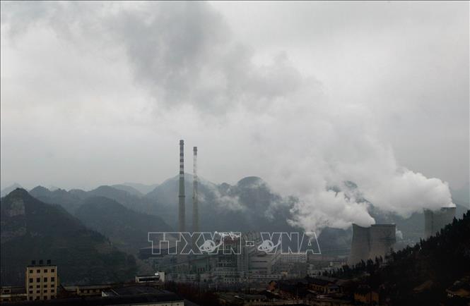 Khí thải phát ra từ nhà máy điện than ở Quý Châu, Trung Quốc. Ảnh: AFP/TTXVN