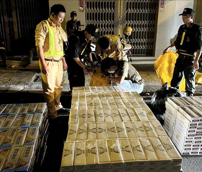 Lực lượng Công an giao thông Sóc Trăng kiểm đếm tang vật. Ảnh: TTXVN phát