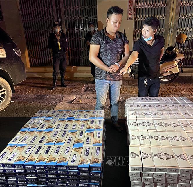 Đối tượng Võ Tấn Tài và tang vật thuốc lá lậu bị thu giữ. Ảnh: TTXVN phát