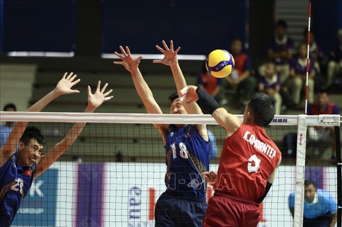 Đội tuyển Việt Nam (áo xanh) cản phá pha đập bóng của Konhan Amorntep (số 3, Thái Lan). Ảnh: Minh Quyết - TTXVN