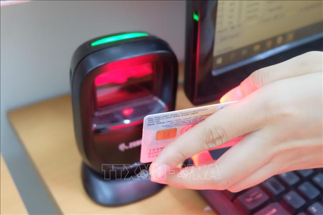Nhân viên y tế Trung tâm Y tế quận Hải Châu (thành phố Đà Nẵng) quét mã QR trên Căn cước công dân của bệnh nhân. Ảnh: Văn Dũng - TTXVN