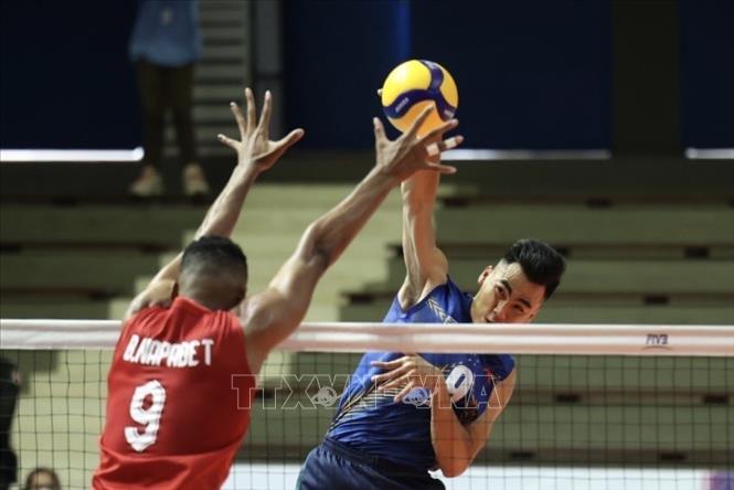 VĐV Từ Thanh Thuận (số 9, Việt Nam) đập bóng trước sự cản phá của VĐV Bhinijdee Napadet (số 9, Thái Lan). Ảnh: Minh Quyết - TTXVN
