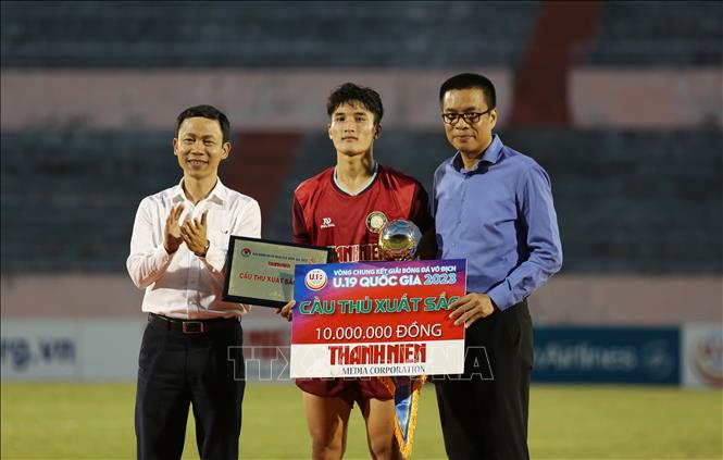 Trao danh hiệu cầu thủ xuất sắc nhất giải đấu. Ảnh: Thanh Tân - TTXVN
