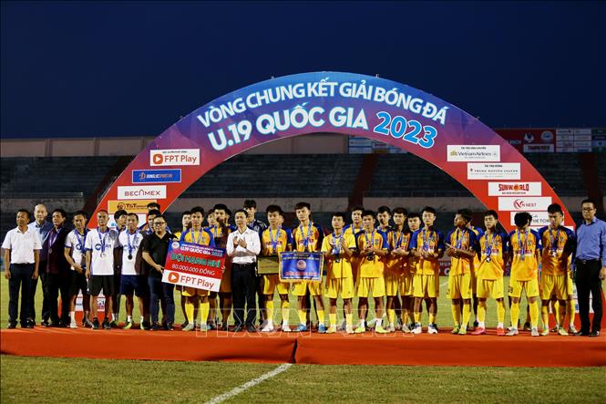 U19 Sông Lam Nghệ An nhận giải nhì. Ảnh: Thanh Tân - TTXVN
