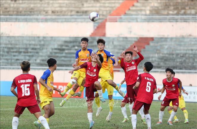 Cầu thủ U19 Đông Á Thanh Hóa và U19 Sông Lam Nghệ An tranh chấp bóng bổng. Ảnh: Thanh Tân - TTXVN