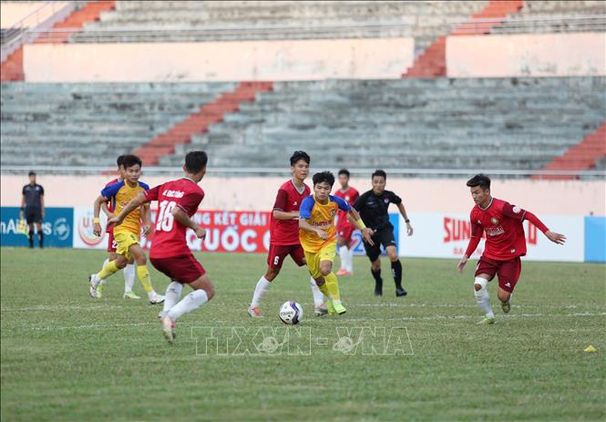 Cầu thủ U19 Đông Á Thanh Hóa và U19 Sông Lam Nghệ An tranh chấp bóng. Ảnh: Thanh Tân - TTXVN