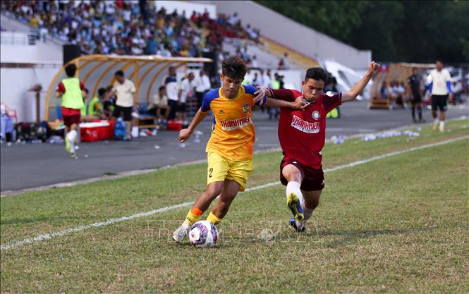 Pha bóng giữa cầu thủ U19 Đông Á Thanh Hóa và U19 Sông Lam Nghệ An. Ảnh: Thanh Tân - TTXVN