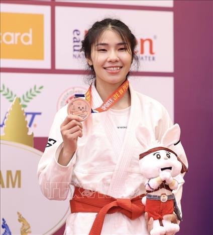 Dang Huyen wins her medal in the women’s Ne-Waza GI 52kg event. VNA Photo: Minh Quyết
