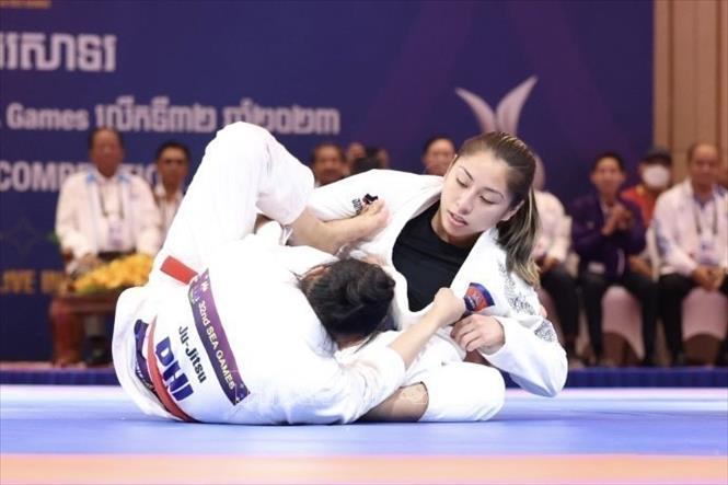 The final ju-jitsu match in the women’s Ne-Waza GI 52kg event between host Cambodia and the Philippines. VNA Photo: Minh Quyết