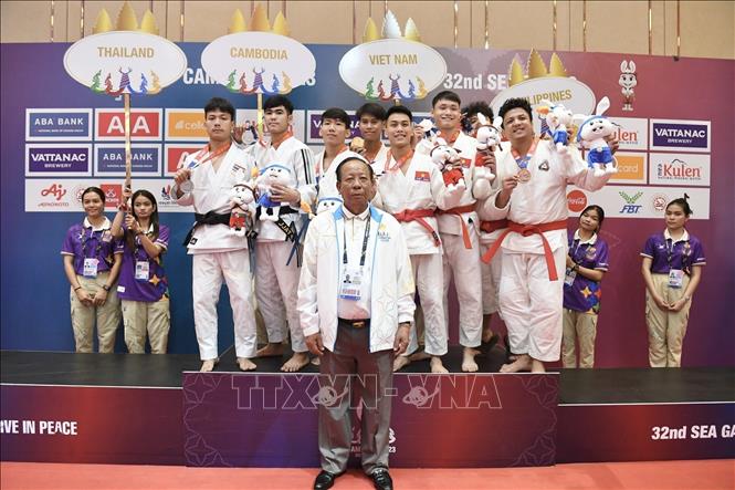 Ju-jitsu fighters in men's duo event receive their medals. VNA Photo: Minh Quyết