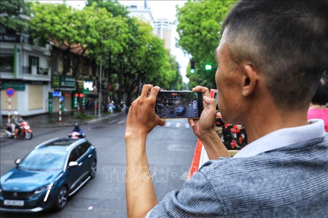 A passenger enjoy Hanoi's view on the double-decker bus. VNA Photo: Tuấn Anh