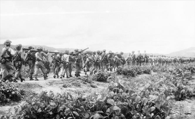 Các đơn vị bộ đội băng rừng, lội suối tiến vào chiến trường Điện Biên Phủ. Ảnh: Tư liệu TTXVN