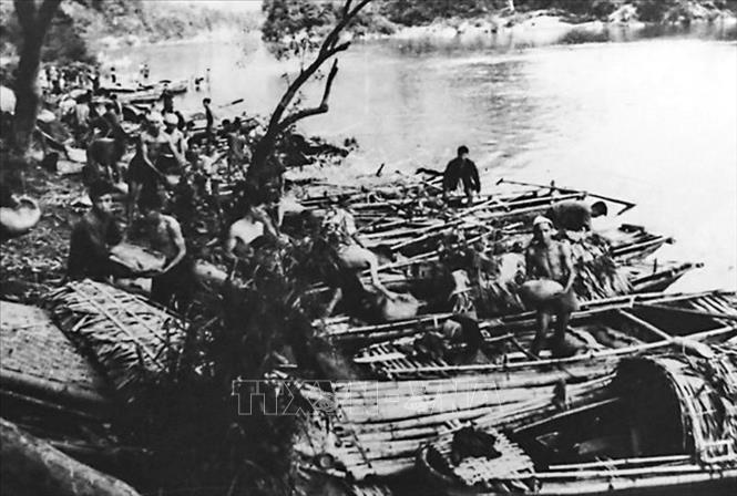 Công binh dùng mảng vượt sông Nậm Na đưa hàng về Điện Biên Phủ. Ảnh: Tư liệu/TTXVN phát