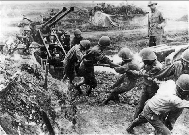 Bộ đội ta kéo pháo cao xạ vào chiến trường Điện Biên Phủ. Ảnh: Tư liệu/TTXVN phát