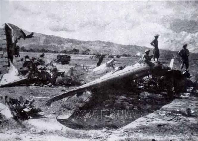 Chiếc máy bay thứ 36 của quân Pháp bị lực lượng phòng không của Trung đoàn 367 (Đại đoàn 351) bắn rơi tại Hồng Cúm. Ảnh: Tư liệu/TTXVN phát