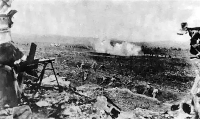 Bộ đội ta đánh địch phản kích. Ảnh: Tư liệu/TTXVN phát